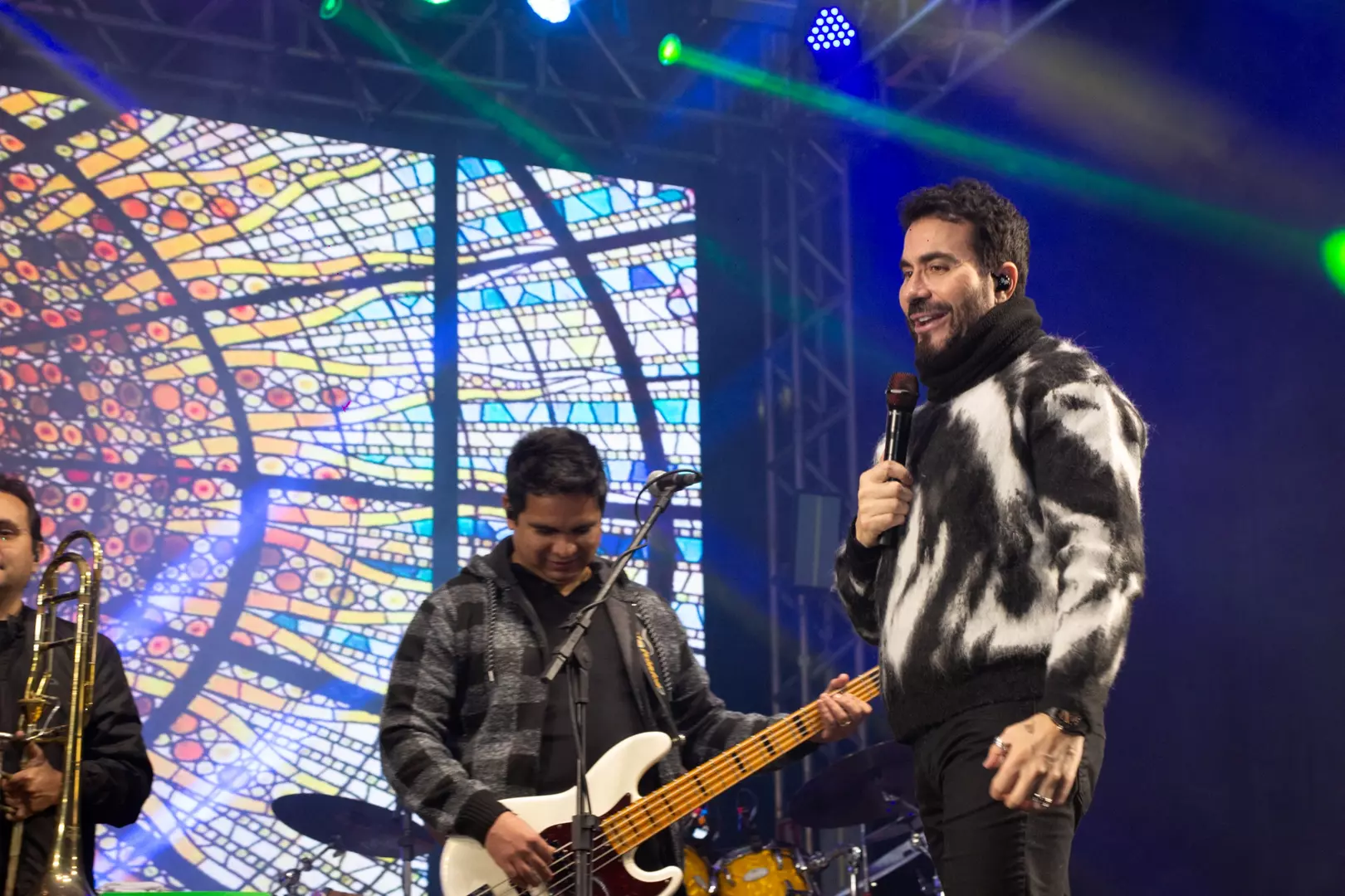 Vídeo: Padre Fábio de Melo agita primeira noite de festa em Ewbank da Câmara